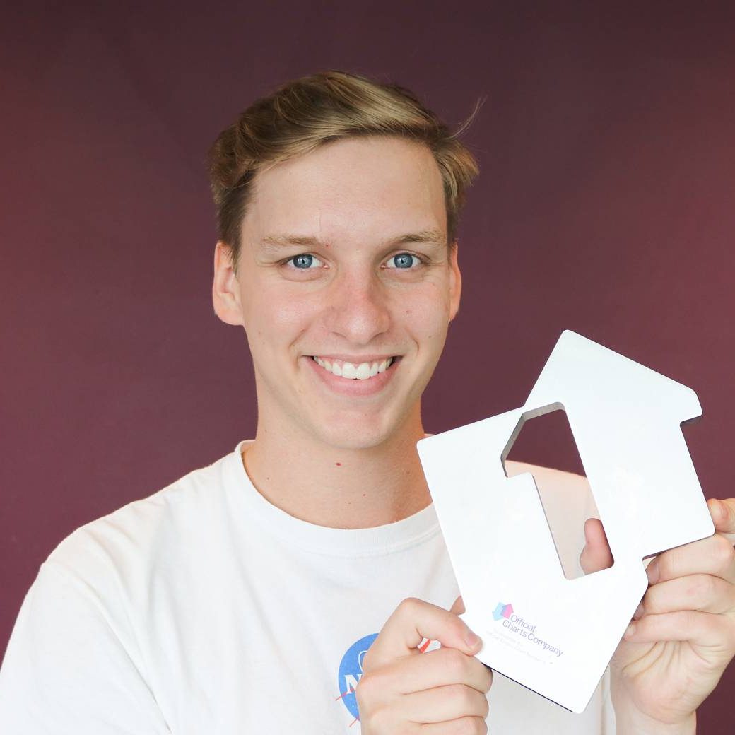 George Ezra scores #1 single with ‘Shotgun’